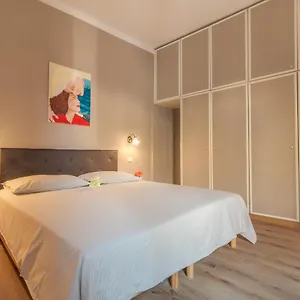  Apartment Family Colours Close To @rialto Mercato